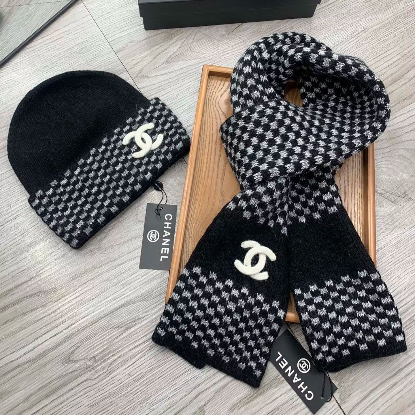 Gradient Checked Hat Scarf Suit