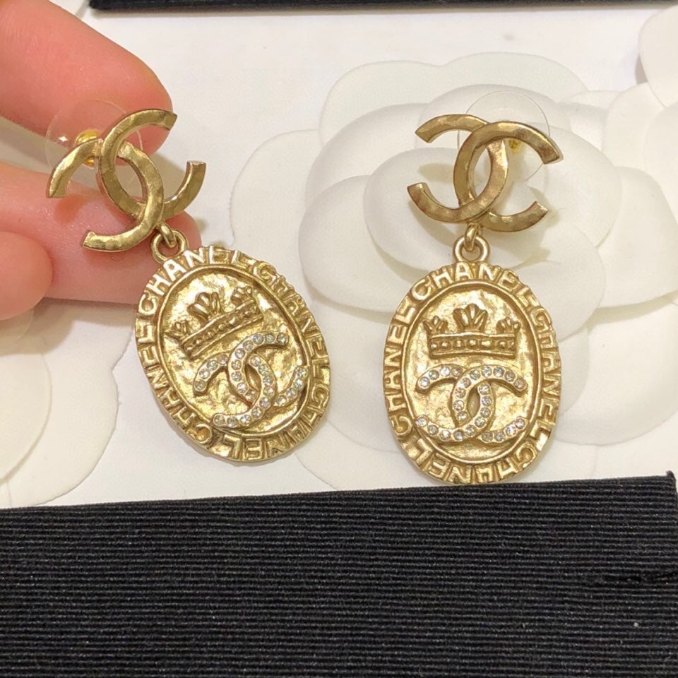 Vintage gold coin relief palace earrings