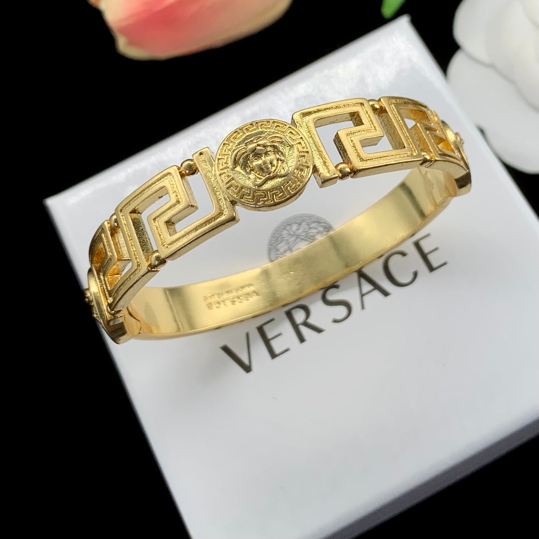 Classic VE lion head bracelet