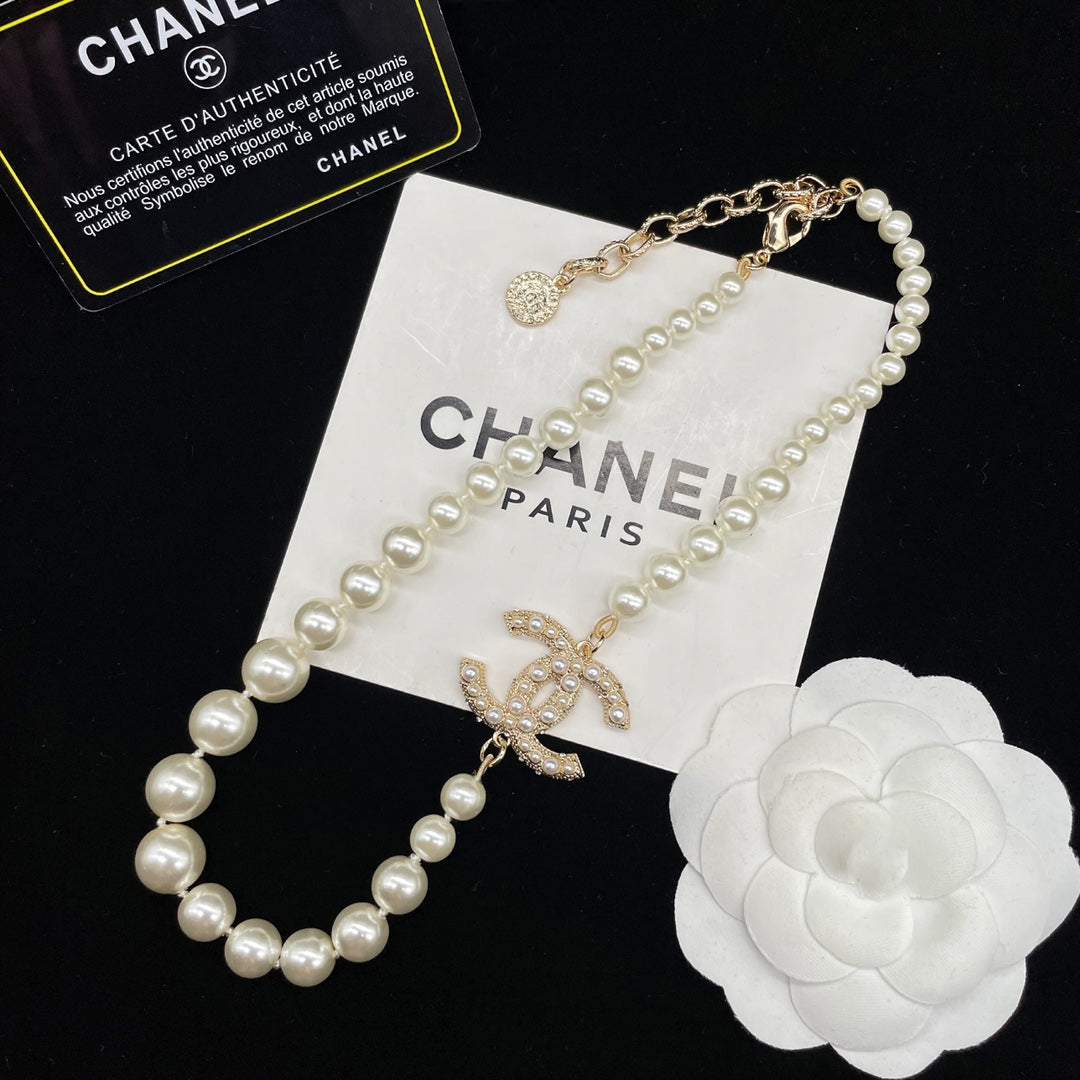 Fashion CC pearl necklace