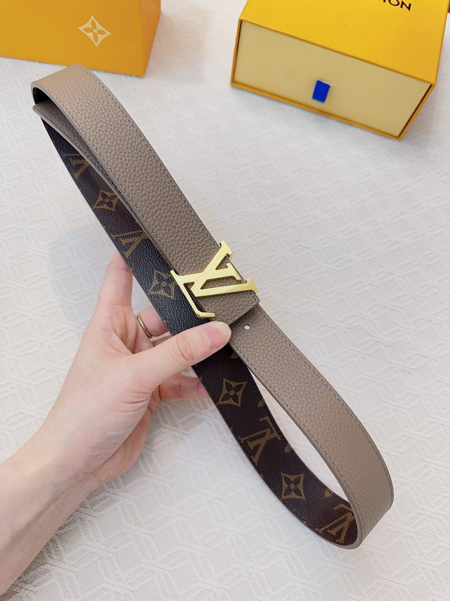 Soft pebbled calfskin belt width 3.0cm