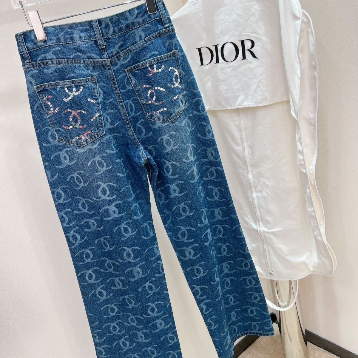 Jeans with two pockets all over print