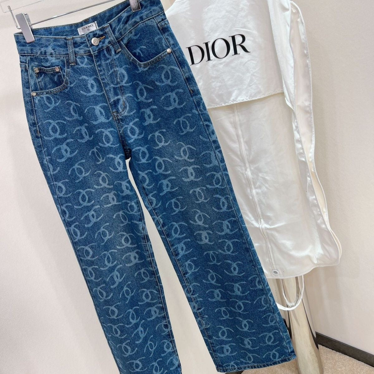 Jeans with two pockets all over print