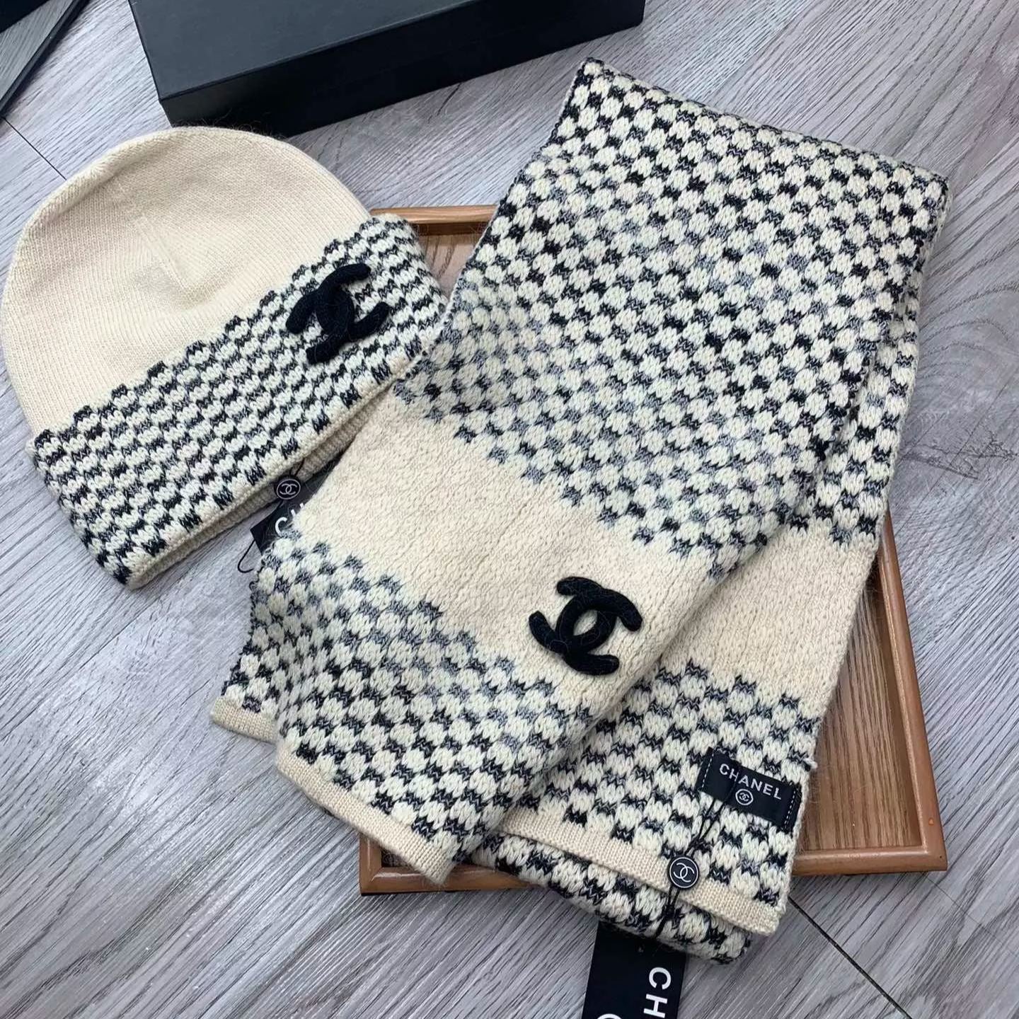 Gradient Checked Hat Scarf Suit