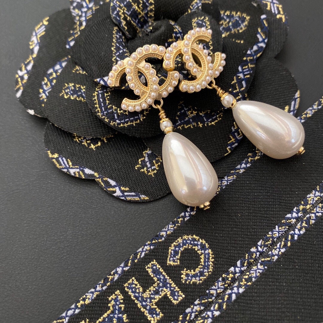 Classic pearl earrings