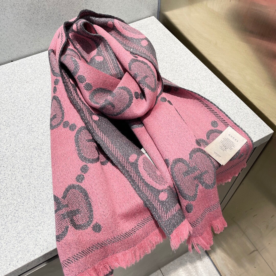 Generous fashionable scarf