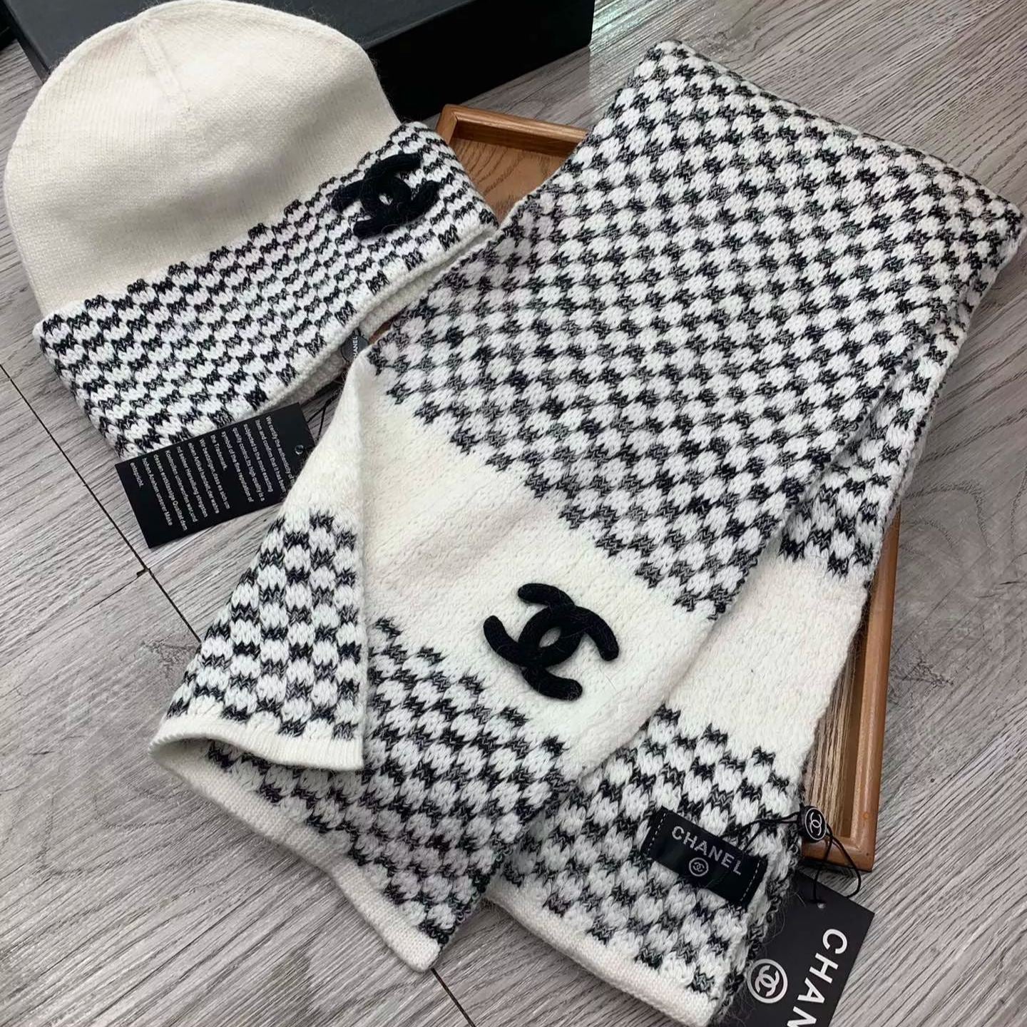 Gradient Checked Hat Scarf Suit