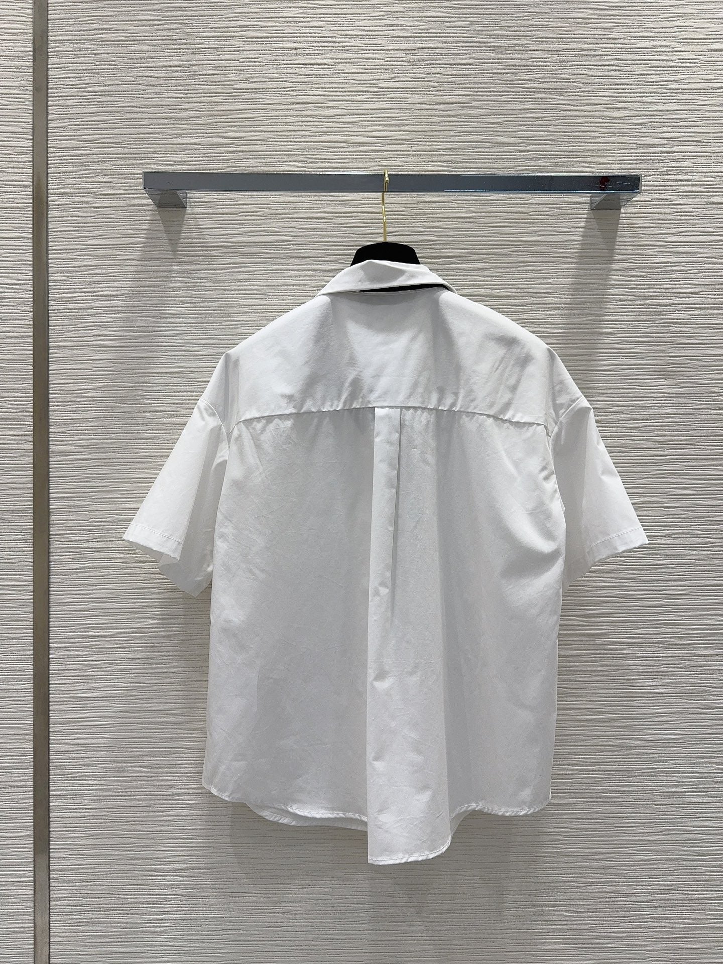 Classic collared short-sleeve shirt