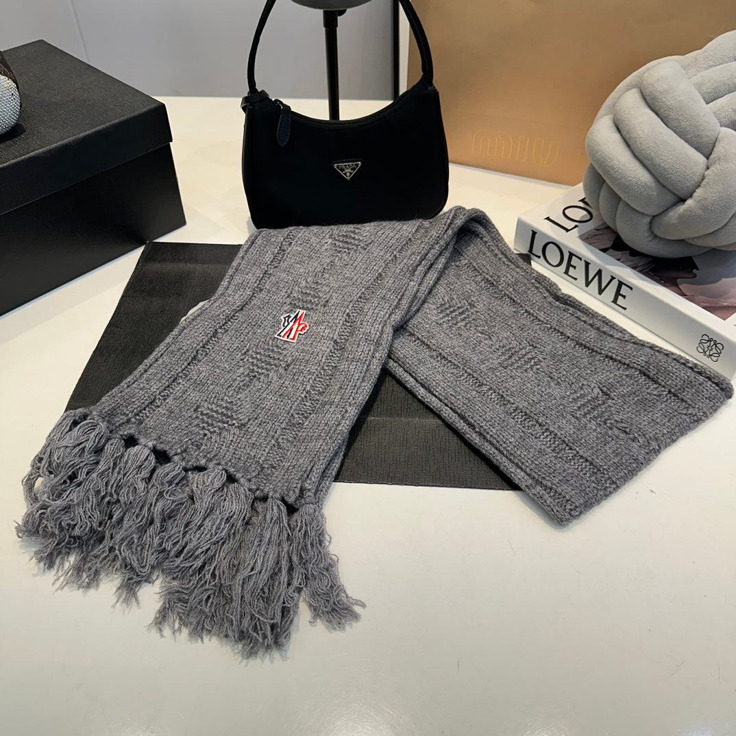 New autumn and winter trends-fashionable wool hat + scarf + gloves